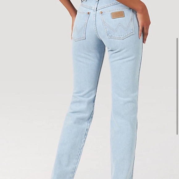 Wrangler Light Wash Denim Jeans - Gives the Best Booty !! - Picture 3 of 8